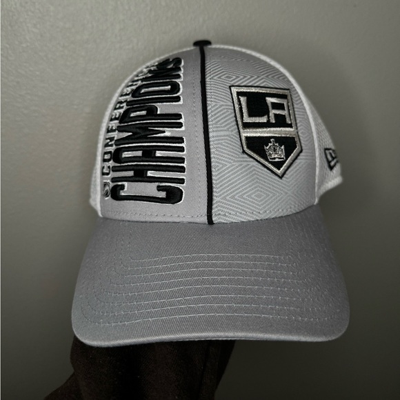Los Angeles Kings New Era 39THIRTY Vintage Hockey Fitted White Hat - Picture 1 of 6